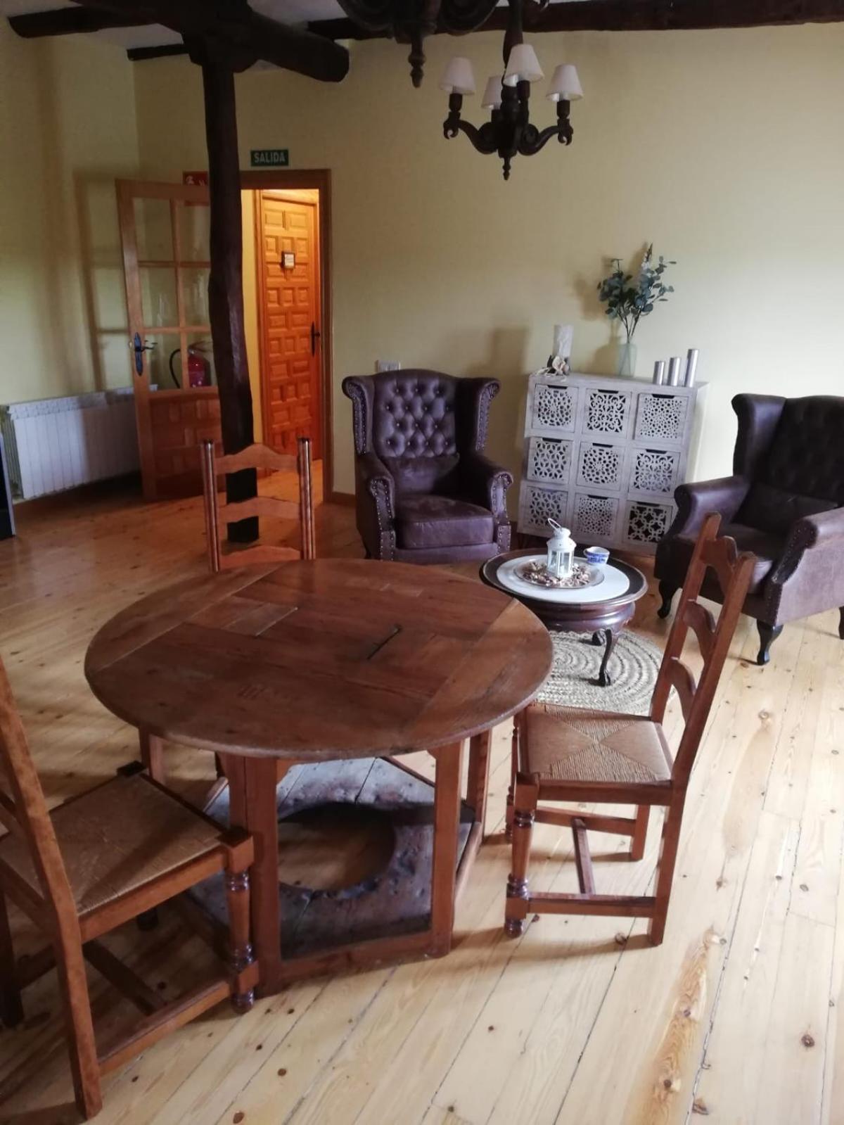 Hotel Restaurante Agapio De Tresnino Quintanilla de Onésimo 外观 照片